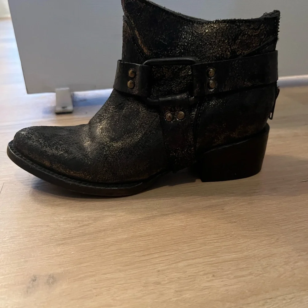 NEW Freebird Phlow Gold Black Harness Ankle Boots - Picture 2 of 3